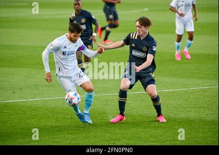 Chester, Pennsylvanie, États-Unis. 12 mai 2021. 12 mai 2021, Chester PA- JACK MCGLYNN, (16) de l'Union de Philadelphie lutte pour le ballon avec le joueur de la révolution de la Nouvelle Angleterre CARLES GIL (22) au Subaru Park à Chester PA crédit: Ricky Fitchett/ZUMA Wire/Alay Live News Banque D'Images