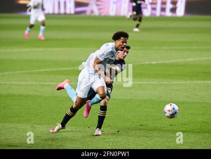 Chester, Pennsylvanie, États-Unis. 12 mai 2021. Le 12 mai 2021, Chester PA- KAI WAGNER (27) de l'Union de Philadelphie lutte pour le ballon avec le joueur de la révolution de la Nouvelle-Angleterre TAJON BUCHANAN (17) au parc Subaru à Chester PA crédit: Ricky Fitchett/ZUMA Wire/Alay Live News Banque D'Images