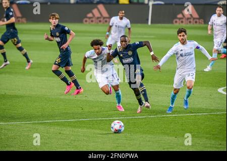 Chester, Pennsylvanie, États-Unis. 12 mai 2021. 12 mai 2021, Chester PA- JAMIRO MONTEIRO ALVARENGA, (10) de l'Union de Philadelphie lutte pour le ballon avec le joueur de la révolution de la Nouvelle-Angleterre TAJON BUCHANAN (17) et CARLES GIL (22) au parc Subaru à Chester PA crédit: Ricky Fitchett/ZUMA Wire/Alay Live News Banque D'Images