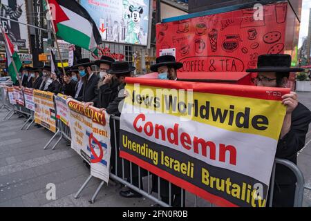 NEW YORK, NY - MAI 12 : un juif hassidique de la secte antisioniste de Neturei Karta a une contre-manifestation alors que le Conseil israélo-américain (IAC) et d'autres groupes juifs américains se réunissent à Times Square en solidarité avec Israël le 12 mai 2021 à New York. Les rassemblements à travers l'Amérique montrent de la solidarité avec Israël et son peuple. Le président américain Joe Biden a déclaré aujourd'hui, le 12 mai, qu'Israël a le droit de se défendre, mais après avoir parlé avec le premier ministre Benjamin Netanyahou, il espère que les violents affrontements avec les Palestiniens se termineront rapidement. Crédit : Ron Adar/Alay Live News Banque D'Images
