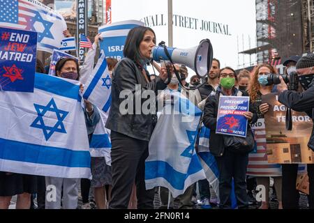 NEW YORK, NY - 12 MAI : Tal Shuster s'adresse à la foule alors que le Conseil israélo-américain (IAC) et d'autres groupes juifs américains se réunissent sur Times Square en solidarité avec Israël le 12 mai 2021 à New York. Les rassemblements à travers l'Amérique montrent de la solidarité avec Israël et son peuple. Le président américain Joe Biden a déclaré aujourd'hui, le 12 mai, qu'Israël a le droit de se défendre, mais après avoir parlé avec le premier ministre Benjamin Netanyahou, il espère que les violents affrontements avec les Palestiniens se termineront rapidement. Crédit : Ron Adar/Alay Live News Banque D'Images