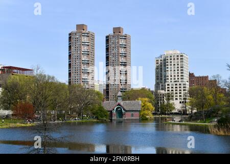 Vue sur Harlem Meer dans Central Park, Manhattan, New York Banque D'Images