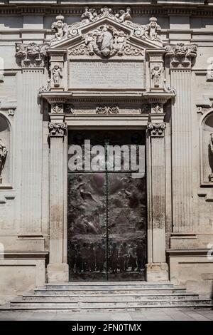 Ancienne porte sur la place de la célèbre basilique de l'église Sainte-Croix. Ville historique de Lecce, Italie Banque D'Images