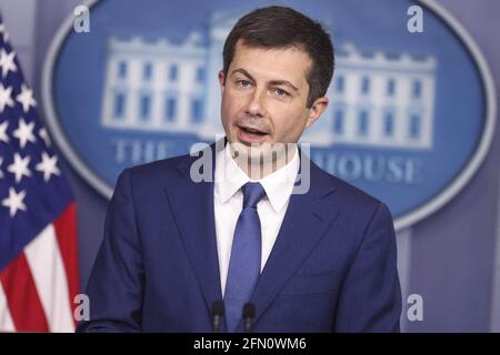 Washington, États-Unis d'Amérique. 12 mai 2021. Pete Buttigieg, secrétaire au transport, s'exprime lors de la conférence de presse quotidienne dans la salle d'information de la presse Brady à la Maison Blanche le 12 mai 2021 à Washington, DC, Etats-Unis. Photo d'Oliver Contreras/SPU/ABACAPRESS.COM crédit: Abaca Press/Alay Live News Banque D'Images