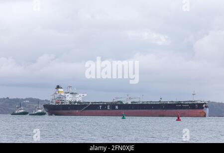 WhiteGate, Cork, Irlande. 12 mai 2021. Le pétrolier Elias Tsakos est assisté par des remorqueurs Titan et Alex qui se décolle lentement de la jetée et quitte le harour sur son chemin vers Scaca Flow à Whitegate, Co. Cork, Irlande. - crédit; David Creedon / Alamy Live News Banque D'Images