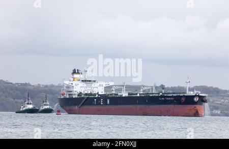 WhiteGate, Cork, Irlande. 12 mai 2021. Le pétrolier Elias Tsakos est assisté par des remorqueurs Titan et Alex qui se décolle lentement de la jetée et quitte le harour sur son chemin vers Scaca Flow à Whitegate, Co. Cork, Irlande. - crédit; David Creedon / Alamy Live News Banque D'Images