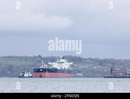 WhiteGate, Cork, Irlande. 12 mai 2021. Le pétrolier Elias Tsakos est assisté par des remorqueurs Titan et Alex qui se décolle lentement de la jetée et quitte le harour sur son chemin vers Scaca Flow à Whitegate, Co. Cork, Irlande. - crédit; David Creedon / Alamy Live News Banque D'Images