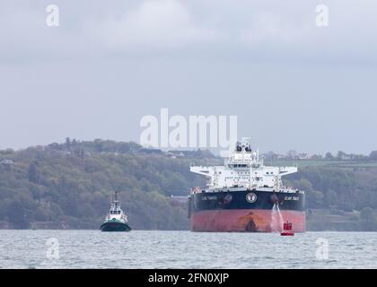 WhiteGate, Cork, Irlande. 12 mai 2021. Le pétrolier Elias Tsakos est assisté par des remorqueurs Titan et Alex qui se décolle lentement de la jetée et quitte le harour sur son chemin vers Scaca Flow à Whitegate, Co. Cork, Irlande. - crédit; David Creedon / Alamy Live News Banque D'Images