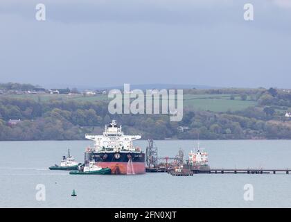 WhiteGate, Cork, Irlande. 12 mai 2021. Le pétrolier Elias Tsakos est assisté par des remorqueurs Titan et Alex qui se décolle lentement de la jetée et quitte le harour sur son chemin vers Scaca Flow à Whitegate, Co. Cork, Irlande. - crédit; David Creedon / Alamy Live News Banque D'Images