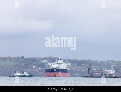 WhiteGate, Cork, Irlande. 12 mai 2021. Le pétrolier Elias Tsakos est assisté par des remorqueurs Titan et Alex qui se décolle lentement de la jetée et quitte le harour sur son chemin vers Scaca Flow à Whitegate, Co. Cork, Irlande. - crédit; David Creedon / Alamy Live News Banque D'Images