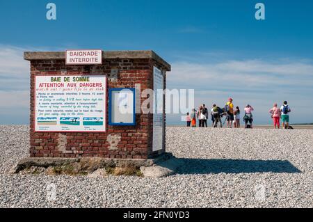 Touristes au point de Hourdel avec avertissement et informations de sécurité, Baie de somme, Cayeux-sur-Mer, somme (80), hauts-de-France, France Banque D'Images