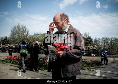 Odessa, Ukraine. 02 mai 2021. Un homme prie pendant la commémoration du massacre d'Odessa en 2014. Le 2 mai, après 7 ans du massacre d'Odessa, au cours duquel les nationalistes ukrainiens ont incendié la Chambre des syndicats, faisant la vie de 48 personnes, des centaines de personnes sont venues sur les lieux pour rendre hommage aux victimes. Le conflit de guerre en Ukraine reste ouvert et a déjà fait plus de 10,000 morts depuis sa création. Crédit : SOPA Images Limited/Alamy Live News Banque D'Images