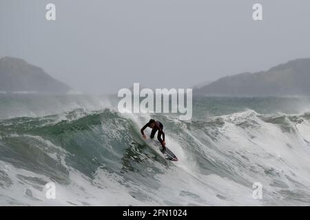 Lukas Skinner, champion du monde junior de surf, sur la crête d'une vague Banque D'Images