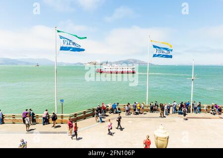 SAN FRANCISCO, CALIFORNIE, États-Unis - 24 juillet 2018 : touristes bénéficiant d'une vue sur l'île d'Alcatraz depuis l'embarcadère 39 à Fishermans Wharf - San Francisco, Californie Banque D'Images