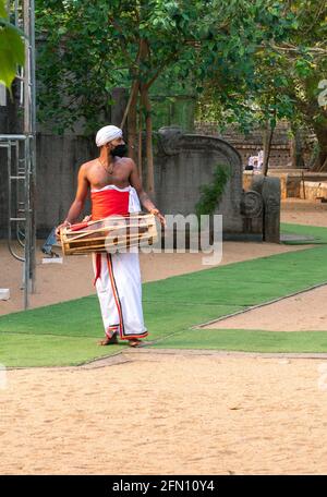 Anuradhapura, Sri Lanka - 03 31 2021 : batteur traditionnel isolé au temple Jaya Sri Maha Bodhi. Banque D'Images