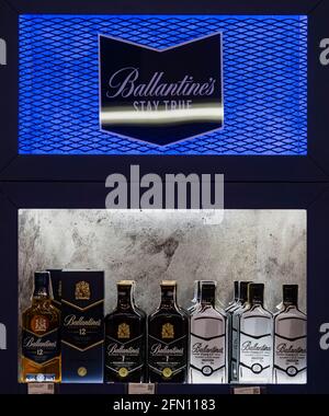 Ballantine's est une gamme de whiskies Blended Scotch produit par Pernod Ricard à Dumbarton, en Écosse. Le Ballantine's saveur est dépendante des malts d'empreintes digitales à partir de Miltonduff, Glenburgie et mélangé à cinquante quatre single malts et single grains. La marque a remporté de nombreuses récompenses pour ses produits. Banque D'Images