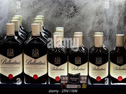 Ballantine's est une gamme de whiskies Blended Scotch produit par Pernod Ricard à Dumbarton, en Écosse. Le Ballantine's saveur est dépendante des malts d'empreintes digitales à partir de Miltonduff, Glenburgie et mélangé à cinquante quatre single malts et single grains. La marque a remporté de nombreuses récompenses pour ses produits. Banque D'Images