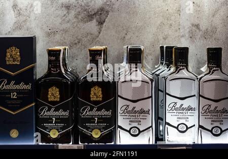 Ballantine's est une gamme de whiskies Blended Scotch produit par Pernod Ricard à Dumbarton, en Écosse. Le Ballantine's saveur est dépendante des malts d'empreintes digitales à partir de Miltonduff, Glenburgie et mélangé à cinquante quatre single malts et single grains. La marque a remporté de nombreuses récompenses pour ses produits. Banque D'Images