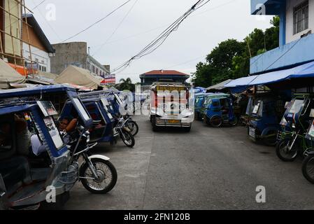 Tricycles dans la ville de Sorsogon, région de Bicol, Philippines. Banque D'Images