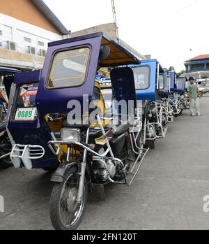 Tricycles dans la ville de Sorsogon, région de Bicol, Philippines. Banque D'Images