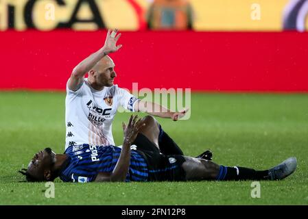 BERGAME, ITALIE - MAI 12: Luca Caldirola de Benevento et Duvan Zapata de Atalanta BC pendant la série UN match entre Atalanta Bergame et Benevento a Banque D'Images