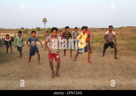 Les enfants s'impliquent pour garder la forme. TRIBU BAAIGA, Chiyapadar Baïga village d'Odisha, Inde Banque D'Images