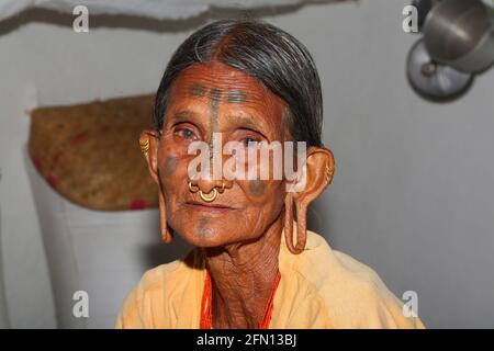 Vieille femme tribale avec gros lobes de l'oreille. La marque caractéristique de tatouage au milieu du front est également visible. LANJIA SAORA TRIBU. Village de Puttasingh , Banque D'Images