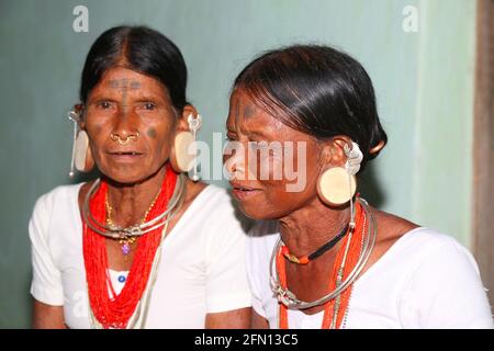 Femmes tribales avec des bouchons ronds en bois dans des lobes d'oreille énormes. Le tatouage caractéristique marque le milieu du front. LANJIA SAORA TRIBU. Vil Banque D'Images