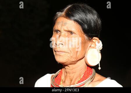 Gros plan de femmes Tribal avec des bouchons ronds en bois dans des lobes d'oreille énormes. Le tatouage caractéristique marque le milieu du front. LANJIA SAORA TRIBU. Pu Banque D'Images