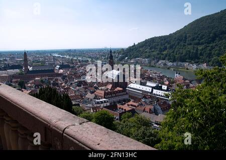 Vue sur la ville de Heidelberg, la rivière et la montagne. Banque D'Images