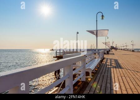 Célèbre long quai en bois sur une mer Baltique en Pologne Banque D'Images