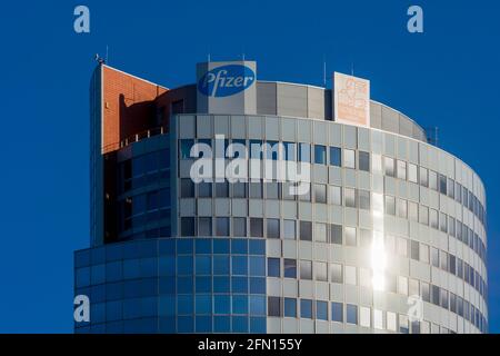 Wien, Vienne : Tour Florido, logo Pfizer en 21. Floridsdorf, Wien, Autriche Banque D'Images