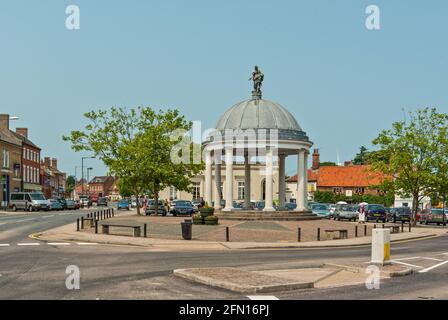 Vue sur la place du marché en été, avec la rotonde au centre, Swaffham, Norfolk, Royaume-Uni Banque D'Images