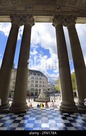 Londres, Angleterre, Royaume-Uni. Vue depuis les portes de la cathédrale Saint-Paul, vue vers l'ouest sur Ludgate Hill Banque D'Images