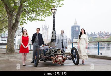 USAGE ÉDITORIAL SEULEMENT Cast of New Sky Atlantic show The Nevers, (de gauche à droite) Ann Skelly, James Norton, Zackary Momoh et Laura Donnelly dévoilent une voiture de style victorien, créée et conduite par le personnage de Skelly, Penance Adair, au lancement du drame sur la banque Southbank de Londres. Date de la photo: Jeudi 13 mai 2021. Banque D'Images