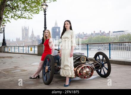 UTILISATION ÉDITORIALE SEULEMENT Cast of New Sky Atlantic show les Nevers, Ann Skelly et Laura Donnelly dévoilent une voiture de style victorien, créée et conduite par le personnage de Skelly, Penance Adair, lors du lancement du drame sur Londres, Southbank. Date de la photo: Jeudi 13 mai 2021. Banque D'Images