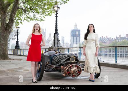 UTILISATION ÉDITORIALE SEULEMENT Cast of New Sky Atlantic show les Nevers, Ann Skelly et Laura Donnelly dévoilent une voiture de style victorien, créée et conduite par le personnage de Skelly, Penance Adair, lors du lancement du drame sur Londres, Southbank. Date de la photo: Jeudi 13 mai 2021. Banque D'Images