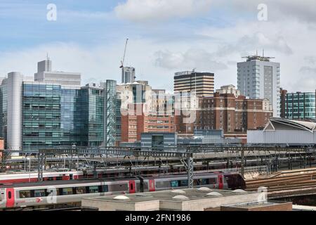 Vue sur la gare de Leeds City jusqu'aux bâtiments du quartier des affaires, avec des trains en premier plan, West Yorkshire, nord de l'Angleterre, Royaume-Uni Banque D'Images