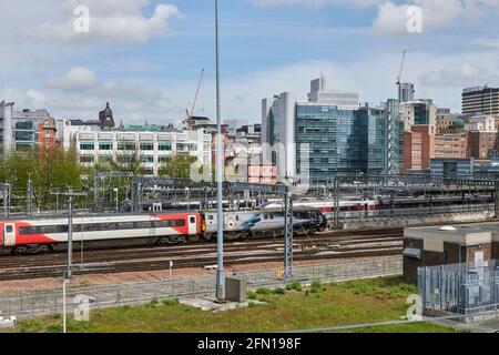 Vue sur la gare de Leeds City jusqu'aux bâtiments du quartier des affaires, avec des trains en premier plan, West Yorkshire, nord de l'Angleterre, Royaume-Uni Banque D'Images