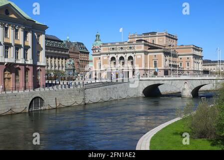 Stockholm, Suède - 12 mai 2021 : vue extérieure du bâtiment de l'Opéra royal de Suède inauguré en 1898, situé sur la place Gustav Adolf. Banque D'Images