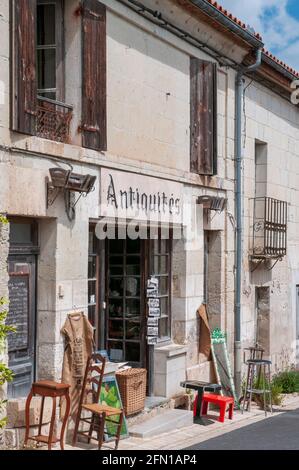 Magasin d'antiquités, Aubeterre-sur-Dronne, classé comme l'un des plus beaux villages de France, Charente (16), Nouvelle Aquitaine, France Banque D'Images