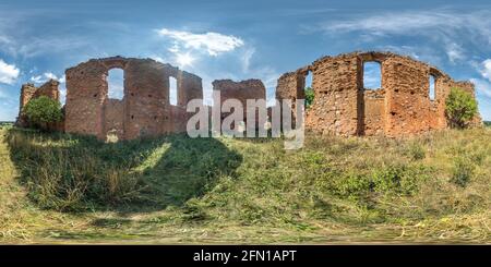 vue panoramique sphérique hdri à 360 degrés près mur de briques du château ou de l'église en ruines en projection équirectangulaire avec zénith et Banque D'Images