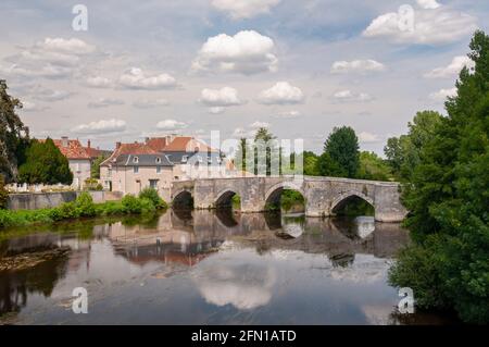 Ancien pont (XIIIe siècle) sur la Gartempe, Saint-Savin-sur-Gartempe, Vienne (86), Nouvelle-Aquitaine, France Banque D'Images