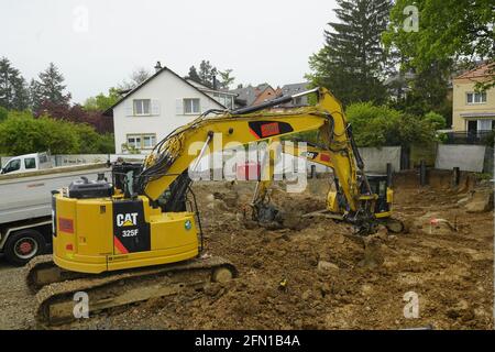 Destruction de la vieille maison pour en construire une nouvelle. Un bulldozer lourd déchire une villa et libère de l'espace pour un nouveau bâtiment. Riehen, Suissel Banque D'Images