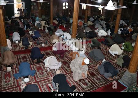 13 mai 2021, Srinagar, Jammu-et-Cachemire, Inde: Les fidèles musulmans du Kashmiri portant des masques protecteurs proposent des prières Eidul Fitr à l'intérieur d'une mosquée pour aider à prévenir la propagation du coronavirus, à srinagar, Jammu-et-Cachemire, le 13 mai 2021. (Credit image: © Sajad HameedZUMA Wire) Credit: ZUMA Press, Inc./Alamy Live News Banque D'Images