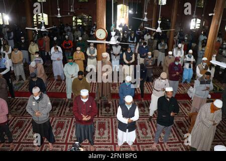 13 mai 2021, Srinagar, Jammu-et-Cachemire, Inde: Les fidèles musulmans du Kashmiri portant des masques protecteurs proposent des prières Eidul Fitr à l'intérieur d'une mosquée pour aider à prévenir la propagation du coronavirus, à srinagar, Jammu-et-Cachemire, le 13 mai 2021. (Credit image: © Sajad HameedZUMA Wire) Credit: ZUMA Press, Inc./Alamy Live News Banque D'Images