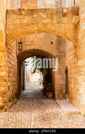 Rue médiévale voûtée dans la vieille ville de Rhodes Banque D'Images