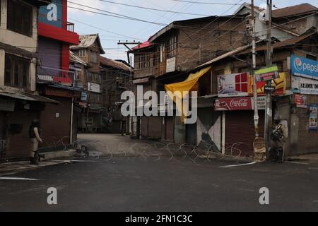 Srinagar, Jammu-et-Cachemire, Inde. 12 2021 mai : le personnel de sécurité garde dans une rue déserte, car un couvre-feu strict a été imposé en raison de préoccupations concernant la propagation du coronavirus COVID-19 pour le festival musulman d'Eid al-fiter, à Srinagar, Jammu-et-Cachemire 0n mai 13, 2021 (Credit image: © Sajad HameedZUMA Wire) Credit: ZUMA Press, Inc./Alamy Live News Banque D'Images