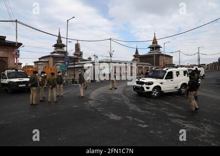 12 mai 2021, Srinagar, Jammu-et-Cachemire, Inde: Le personnel de sécurité indien garde devant la grande mosquée, car un couvre-feu strict a été imposé en raison de préoccupations concernant la propagation du coronavirus COVID-19 pour le festival musulman d'Eid al-fiter, à Srinagar, Jammu-et-Cachemire, le 13 mai 2021 (Credit image: © Sajad HameedZUMA Wire)
