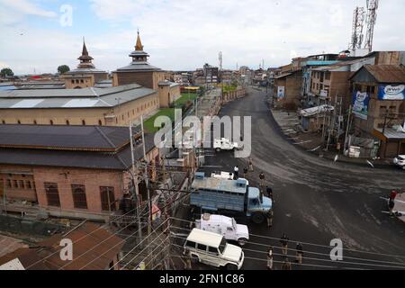 Srinagar, Jammu-et-Cachemire, Inde. Mai 12 2021: Une vue aérienne de l'historique Jamia Masjid à Srinagar comme le couvre-feu strict ont été imposés en raison de préoccupations concernant la propagation du coronavirus COVID-19 pour le festival musulman d'Eid al-fiter, à Srinagar, Jammu et Cachemire le 13 mai 2021 (Credit image: © Sajad HameedZUMA Wire) Credit: ZUMA Press, Inc./Alamy Live News Banque D'Images